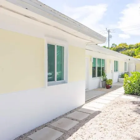 Newly Renovated Stylish Studio In El Portal #2